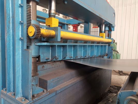 Doctorandus in de letteren-12×2000 Nivellerend 4mm Bladmetaal aan Lengtemachine die wordt gesneden