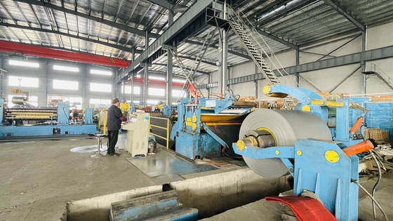 1800mm Bladmetaal die Machine met Zwaar Type Hydraulische Decoiler scheuren