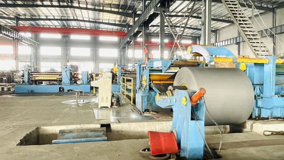 1800mm Bladmetaal die Machine met Zwaar Type Hydraulische Decoiler scheuren