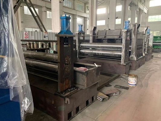 Enig Wapen Hydrualic die Decoiler Machine hoge spee voor het lichte type van Staalrol 8000kg scheuren en gebruikt om pijp te maken